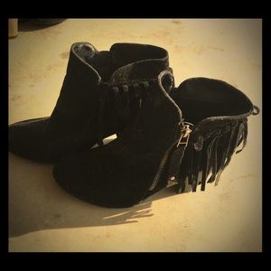 Breckelle’s fringe black heeled booties EUC-GUC